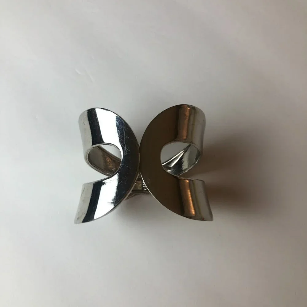 Figure Eight Hinge Cuff Silver - Picture 4 of 8
